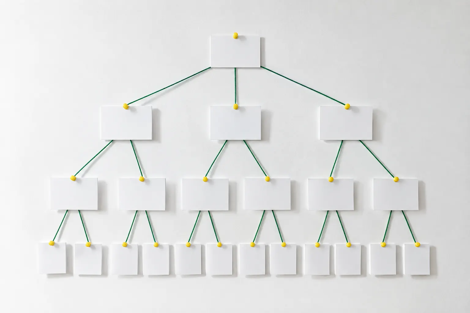 Structure d'URL d'un site vitrine représentée par une arborescence de cartes blanches reliées par des fils verts